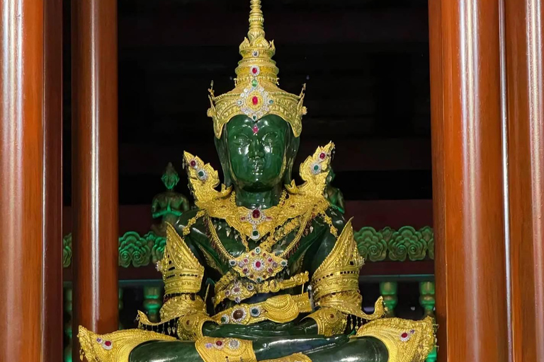 Descobre Chiang Rai: templos, arte e natureza cénicaDiscover Chiang Rai: Temples, Art, and Scenic Nature