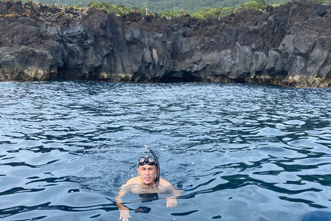 Snorkeltur i grottor med båt