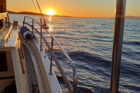 Tour privato di Mykonos al tramonto con barca tradizionale