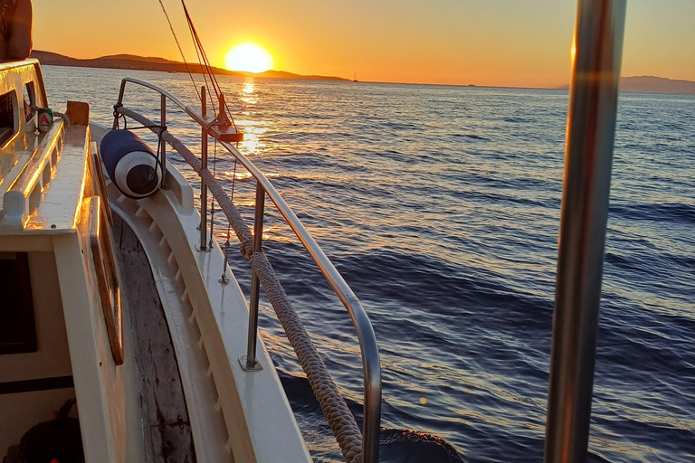 Tour privato di Mykonos al tramonto con barca tradizionale