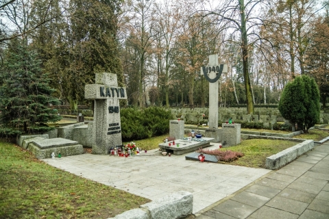 Recorrido a pie por el casco antiguo y el cementerio militar de Varsovia durante la II Guerra Mundial4 horas: Visita a la Segunda Guerra Mundial en el Casco Antiguo y Cementerio Militar de Varsovia