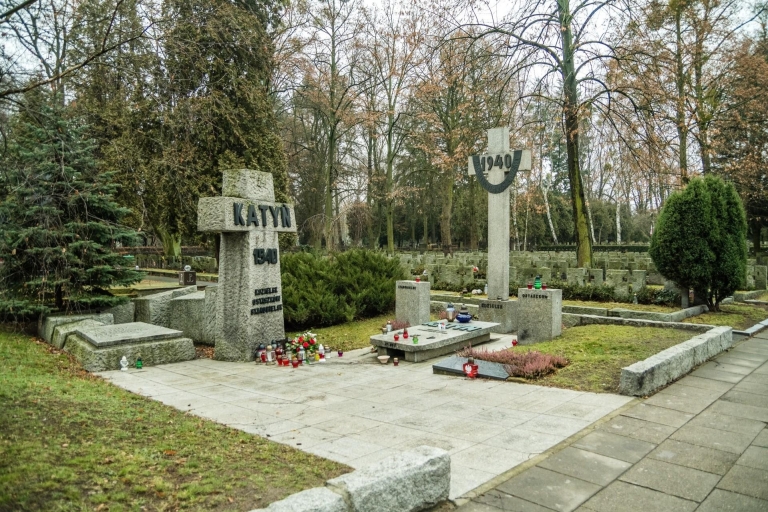Visite à pied de la vieille ville de Varsovie et du cimetière militaire pendant la Seconde Guerre mondiale4 heures : Visite de la seconde guerre mondiale dans la vieille ville de Varsovie et le cimetière militaire