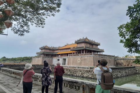 Hue : Visite à pied de la cité impériale et du marché de Dong Ba