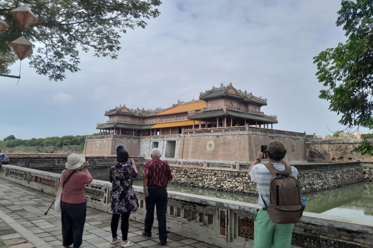 Hue: Piesza wycieczka do Cesarskiego Miasta i na targ Dong Ba