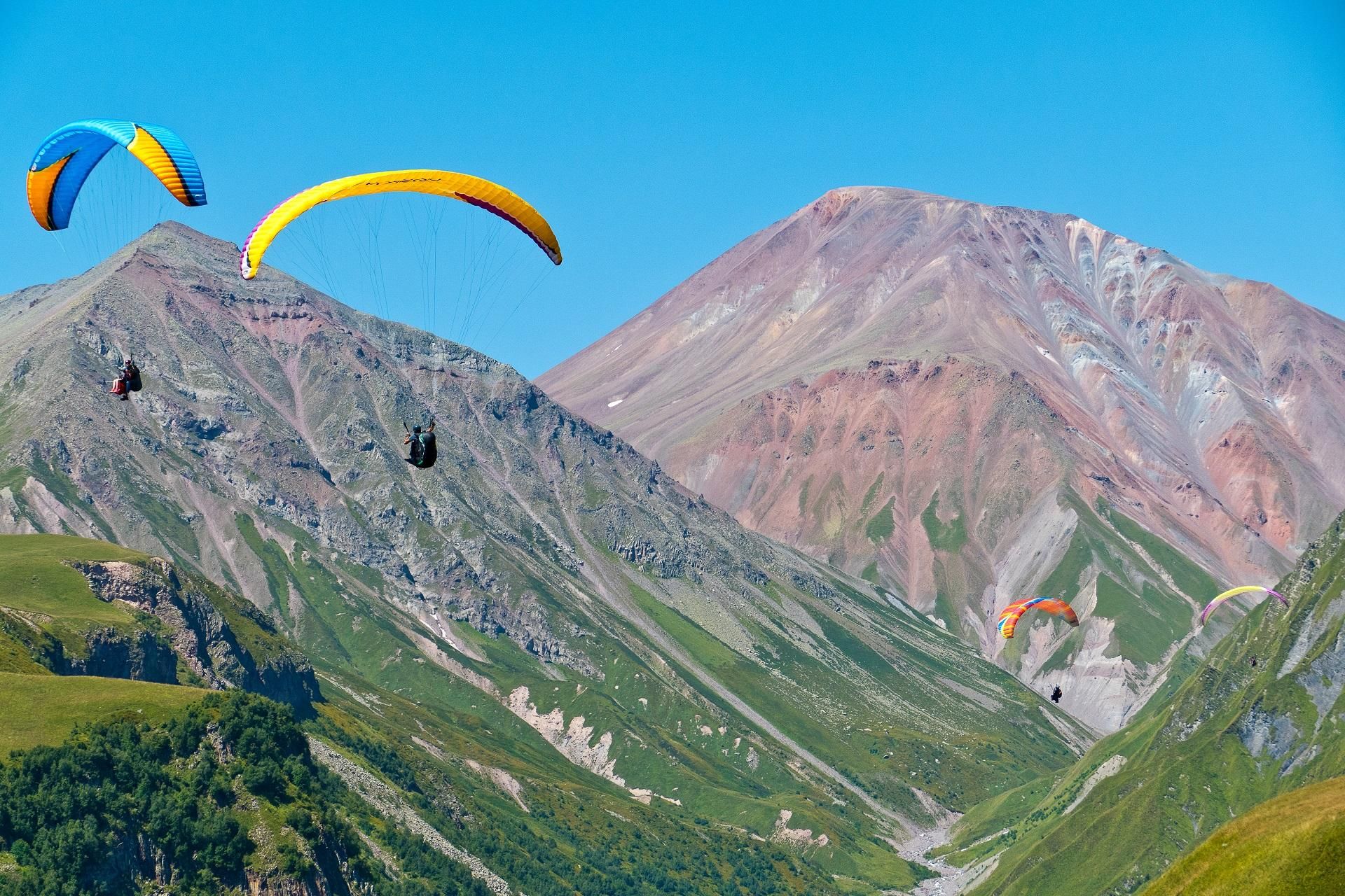 Von Tiflis aus: Tagestour Ananuri, Gudauri und Kazbegi