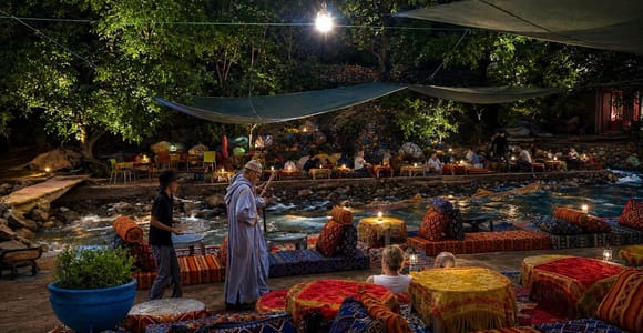 Marrakech : vallée de l&#39;Ourika en soirée, dîner au bord de l&#39;eau dans l&#39;Atlas