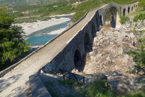 Desde Tirana / Durres : Excursión de un día a Shkodra con paseo por el lago