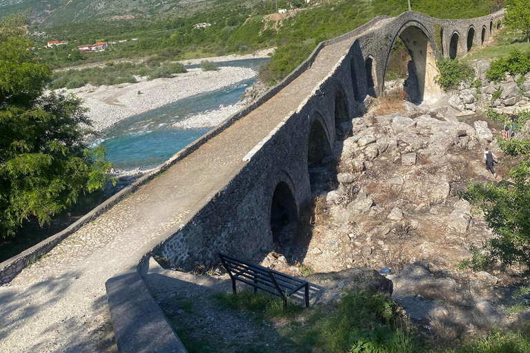 Desde Tirana / Durres : Excursión de un día a Shkodra con paseo por el lago