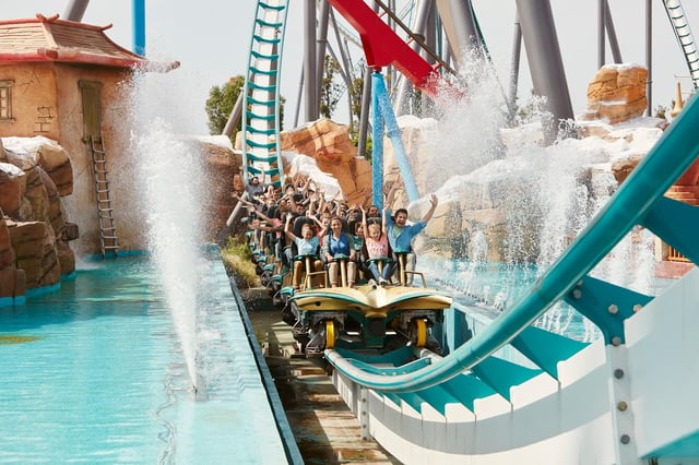 Da Barcellona: Biglietto e trasferimento per il parco tematico PortAventura
