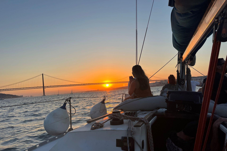 رحلة بحرية لمدة ساعتين في لشبونة على متن سفينة غروب الشمسرحلة بحرية لشبونة غروب الشمس لمدة ساعتين