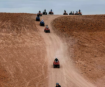 Marrakech: Cena-espectáculo en el desierto de Agafay con quad y camello