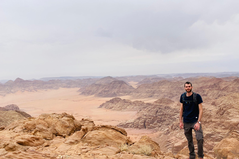 瓦迪拉姆：本地导游带您徒步前往杰贝尔乌姆达米瓦迪拉姆：本地导游带你徒步前往杰贝尔乌姆达米