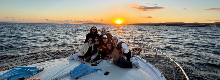 Estepona : Croisière de recherche de dauphins en mer avec boissons et collations