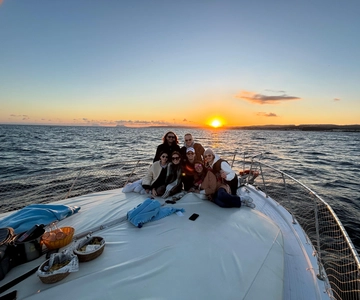 Estepona: Dolphins Searching Sea Cruise with Drink & Snacks
