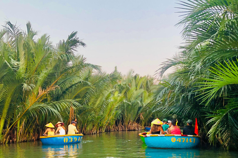 Barco de cesta em Hoi An na floresta de coqueiros aquáticos com transporte