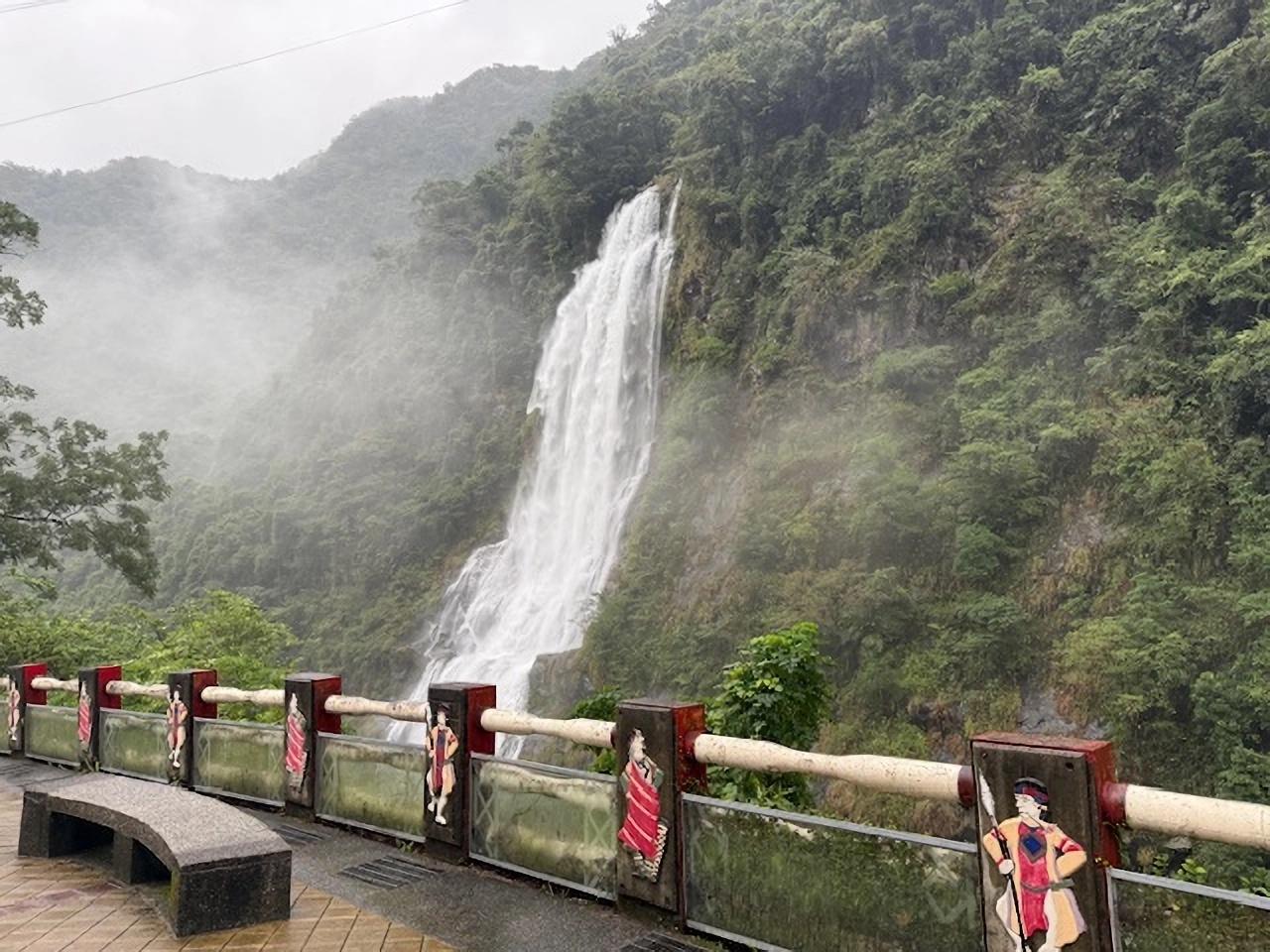 Private Tour: Ureinwohnerdorf Wulai, Wasserfall & Thermalquelle