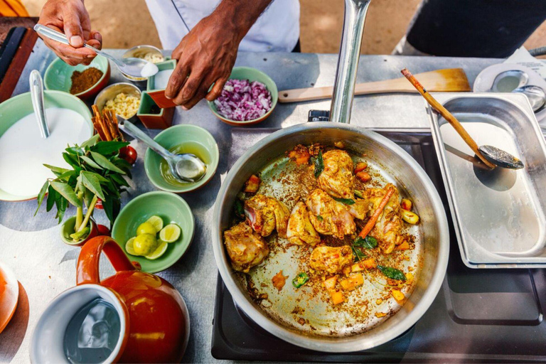 Phnom Penh: Market Tour and Khmer Cooking Class with Lunch
