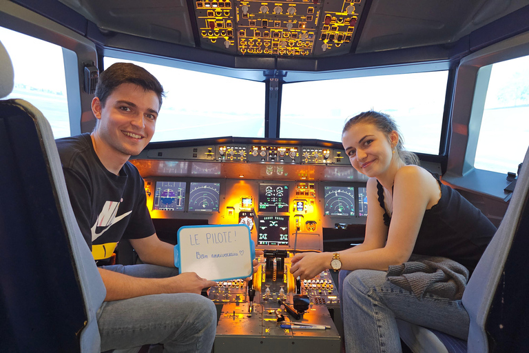 Flylounge: Ticket for a flying experience in an immersive flight simulator Flylounge: 60-minute immersive flight simulator ticket + 5-minute drone demo