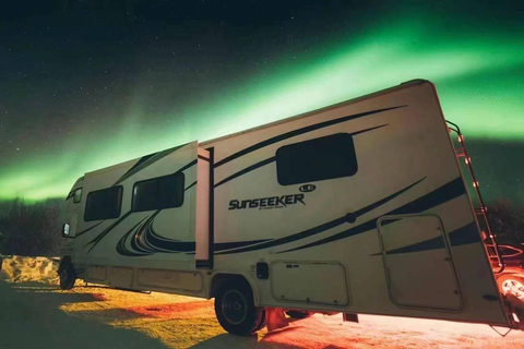 Excursão de luxo em autocaravana para perseguir a Aurora Tour em pequenos grupos e em particular