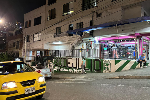 Medellín : visite nocturne de la Comuna 13, mur peint, collation localeMedellín : visite nocturne de la Comuna 13, mur peint, dégustation de snacks locaux