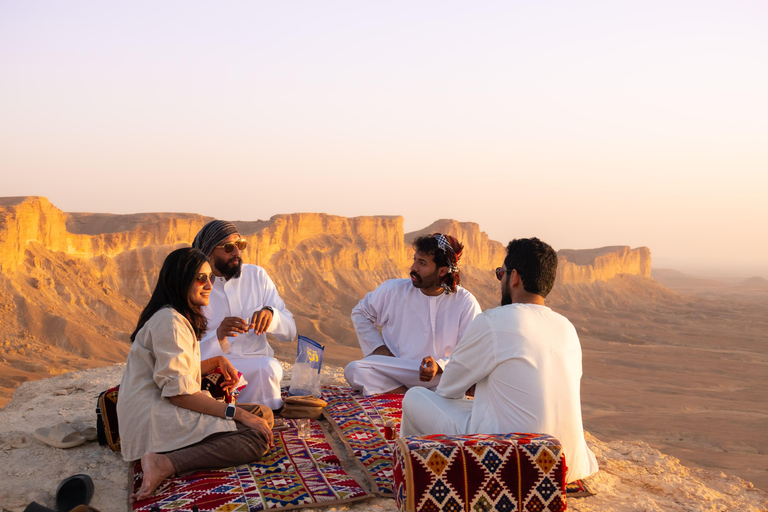 Riyadh: Edge of the World & Keshta Tour