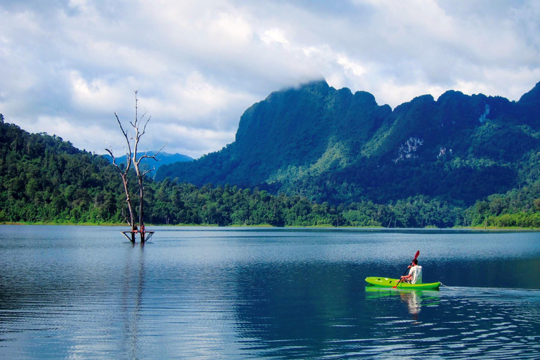 Desde Krabi: Crucero por el Lago Cheow Lan y Caminata por la Selva de Khao Sok