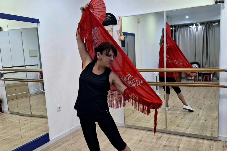 Málaga: Learn to dance flamenco rumba in 45 minutes