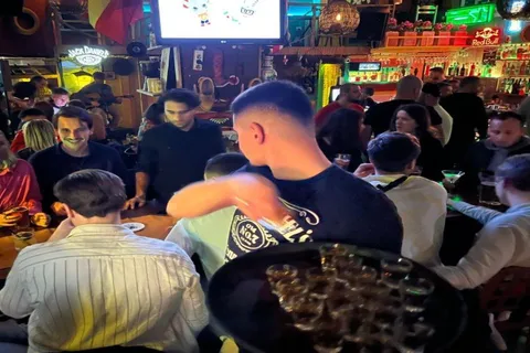 Tirana: Geführter Bar Crawl mit Welcome Shots