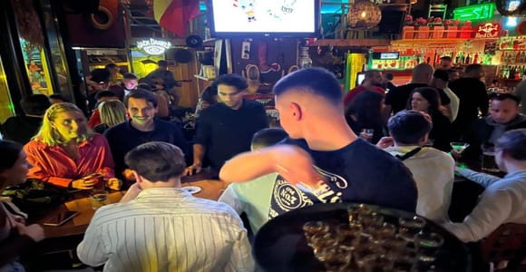 Tirana: Geführter Bar Crawl mit Welcome Shots