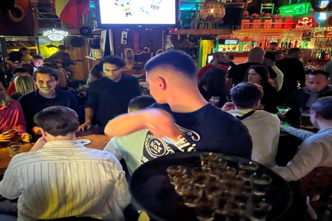 Tirana: Giro dei bar guidati con shot di benvenuto