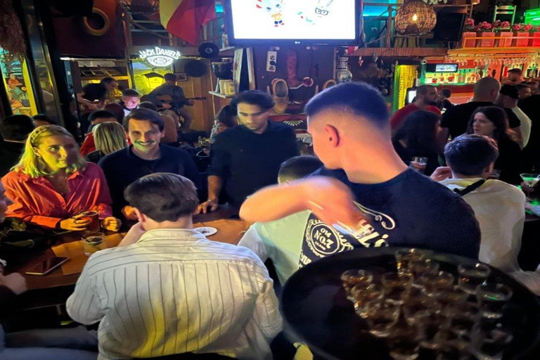 Tirana: Giro dei bar guidati con shot di benvenuto