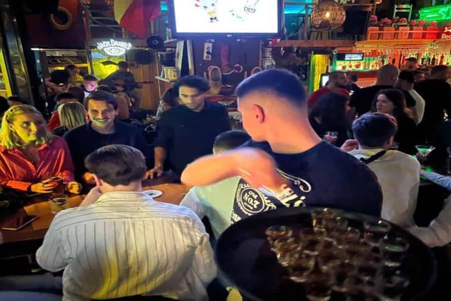 Tirana: Geführter Bar Crawl mit Welcome Shots. Foto: GetYourGuide