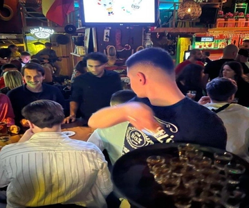 Tirana: Geführter Bar Crawl mit Welcome Shots