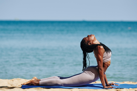 Joga o wschodzie słońca na plaży w Miami Beach