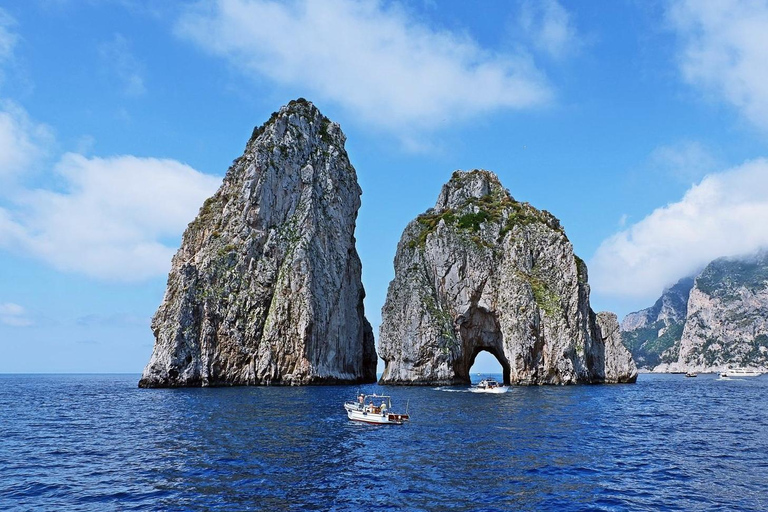 De Amalfi: Passeio de barco pela Ilha de Capri com mergulho com snorkel e bebidas