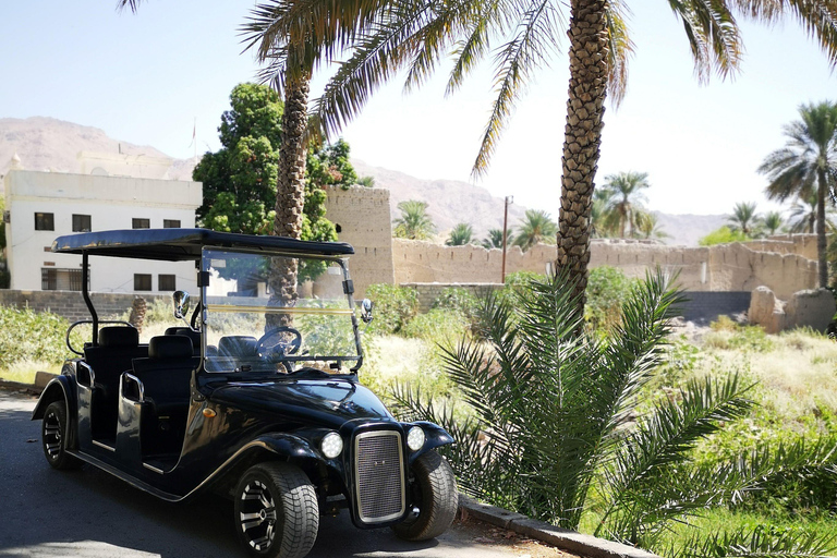 Passeio de carrinho cultural pela vila de Al Aqur