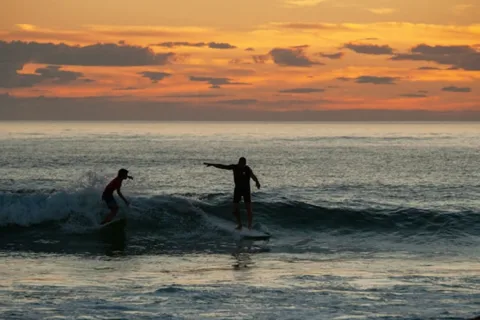 Lisbon: Sunset Surf Experience