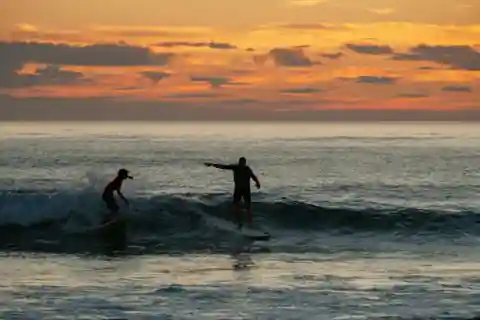 Lisbon: Sunset Surf Experience