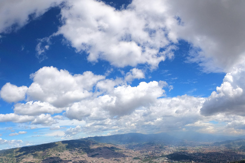 Paragliding över Medellin i San Felix med skytteltrafikParagliding över Medellin i San Felix en fantastisk upplevelse