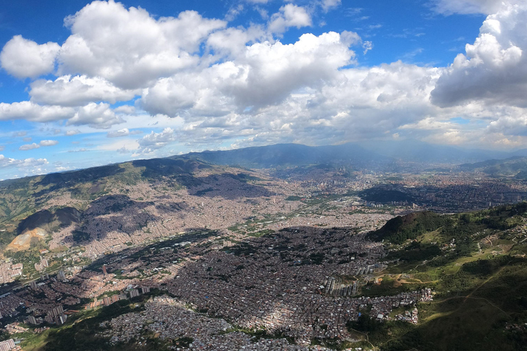 Paragliding över Medellin i San Felix med skytteltrafikParagliding över Medellin i San Felix en fantastisk upplevelse