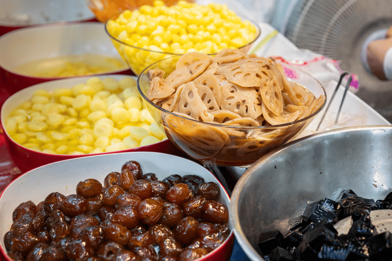 Chiang Mai: Evening Sightseeing and Local Food Guided Tour Group Tour