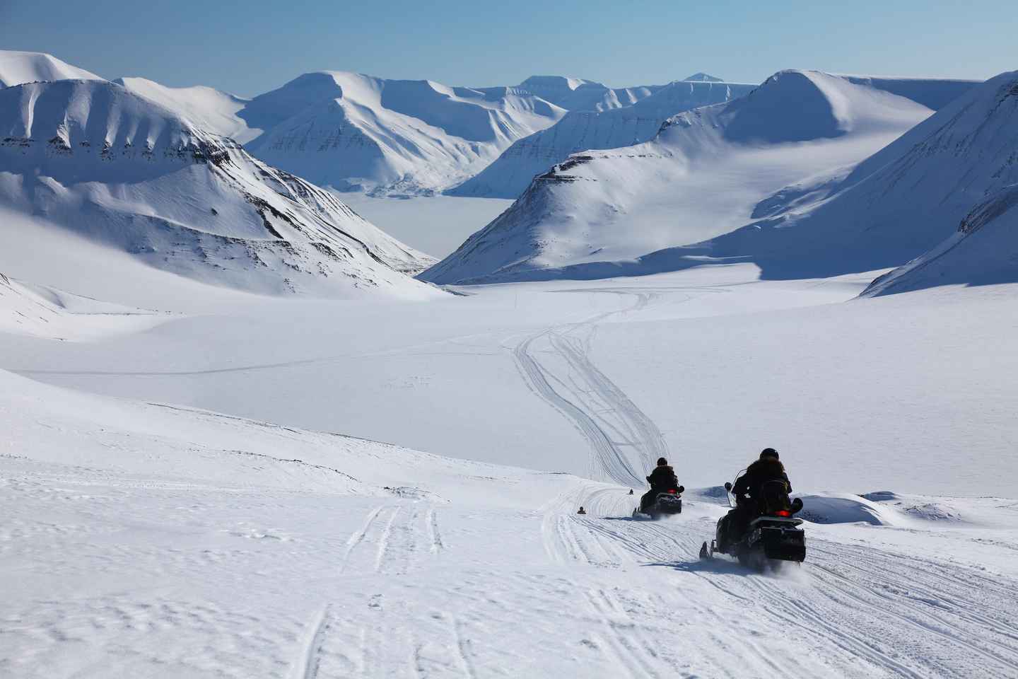Longyearbyen: Snowmobile Tour to Barentsburg with Lunch