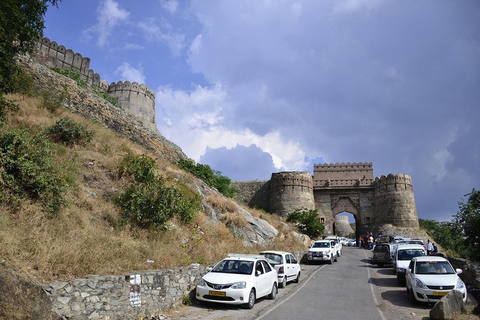 Giro turistico di Kumbhalgarh in auto - Tutto compresoUdaipur: giro turistico di Kumbhalgarh in auto - All Inclusive