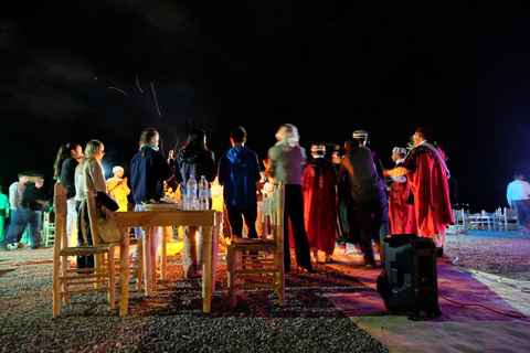 Dîner magique dans le désert d'Agafay et promenade à dos de chameau avec spectacle de feu