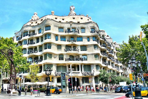 Barcelona: Gaudí's Houses Walking Tour with Guide