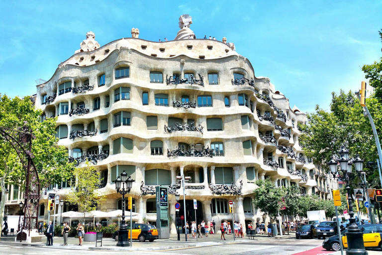 Barcelona: Gaudí's Houses Walking Tour with Guide