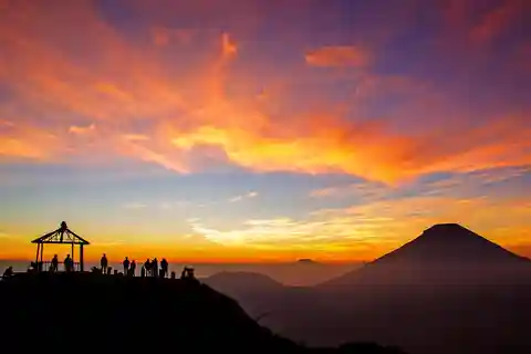 Dieng: Sikunir Golden Sunrise and Dieng Plateau Tour