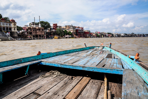 Varanasi: promenade guidée en bateau le matin avec yogaOption standard