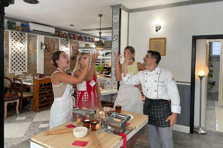 佛罗伦萨：意面制作课程，含晚餐、葡萄酒和... 唱歌！佛罗伦萨：意面制作课程，含晚餐、葡萄酒...还有歌唱！