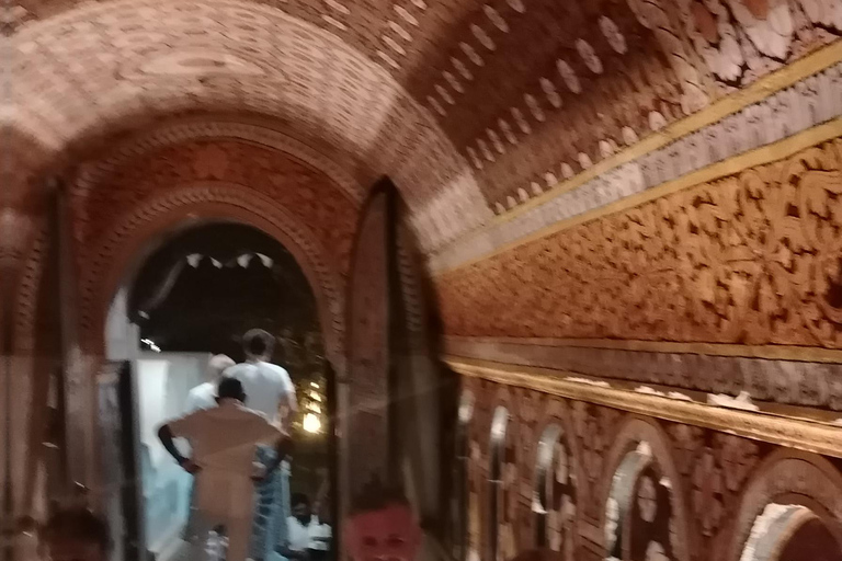 Kandy: Guided City Tour with Boat Ride & Tuk-Tuk Ride